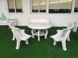 bàn ghế đá trắng