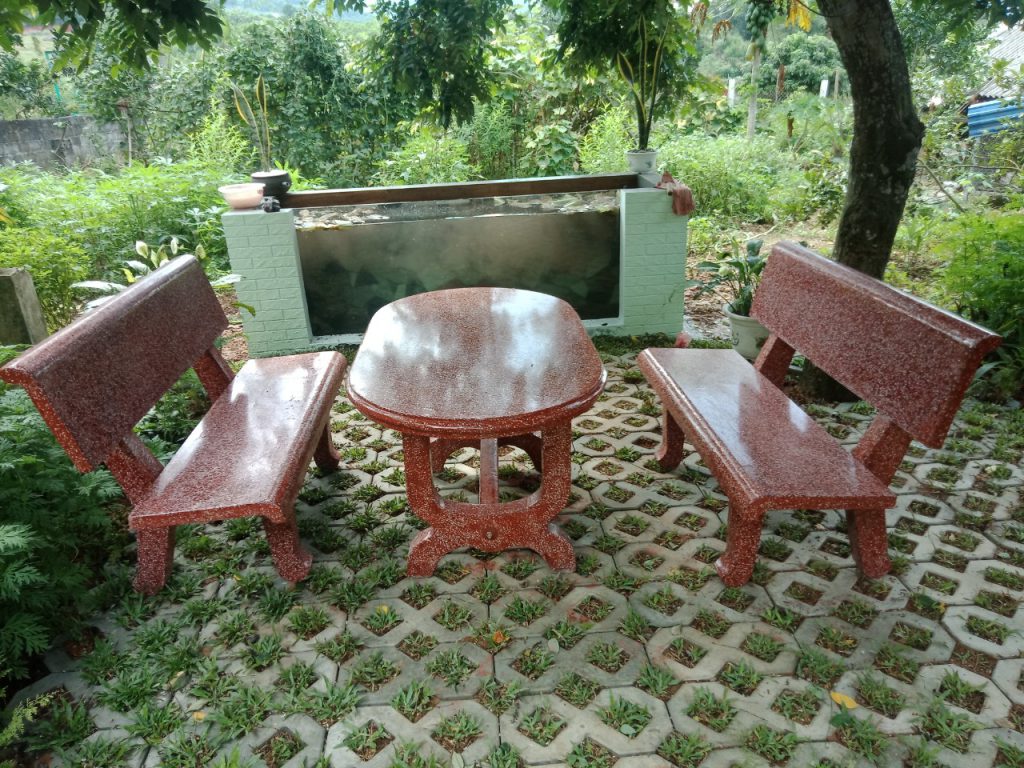 bàn ghế đá đỏ đô